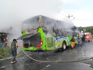 Bus Rombongan Pelajar Hendak Wisata Terbakar di Simalungun