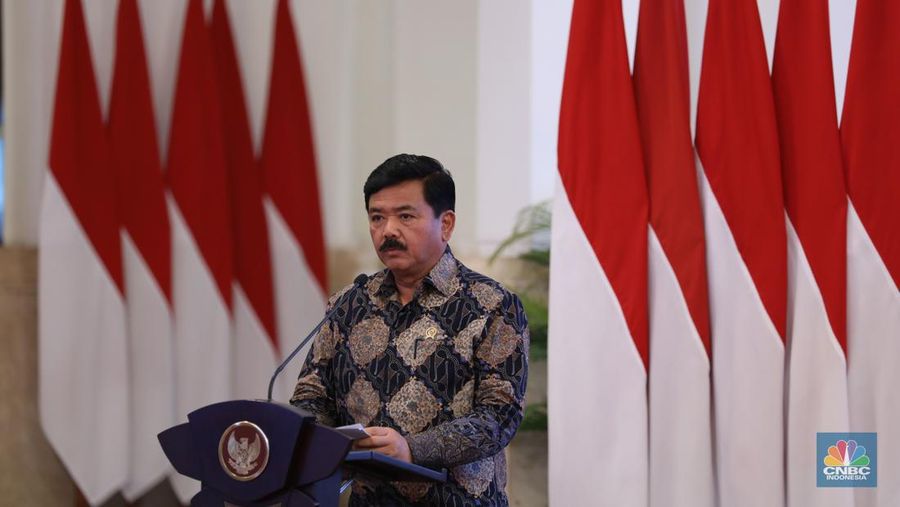 Menko Polhukam Hadi Tjahjanto menghadiri peringatan 22 Tahun Gerakan Nasional Anti Pencucian Uang dan Pencegahan Pendanaan Terorisme (APU PPT)di Istana Negara, Rabu (17/4/2024). (CNBC Indonesia/Tri Susilo)