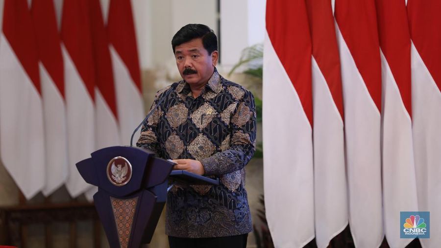 Menko Polhukam Hadi Tjahjanto menghadiri peringatan 22 Tahun Gerakan Nasional Anti Pencucian Uang dan Pencegahan Pendanaan Terorisme (APU PPT)di Istana Negara, Rabu (17/4/2024). (CNBC Indonesia/Tri Susilo)