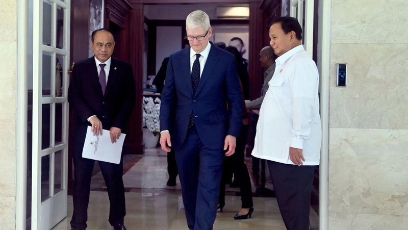 CEO Apple Tim Cook menemui Menhan Prabowo Subianto selama sekitar satu jam di Kantor Kemenhan hari ini, Rabu (17/04/2024). (Dok. Kemhan)