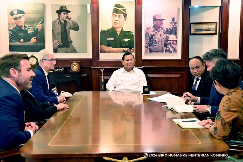 CEO Apple Tim Cook menemui Menhan Prabowo Subianto selama sekitar satu jam di Kantor Kemenhan hari ini, Rabu (17/04/2024). CEO Apple Tim Cook menemui Menhan Prabowo Subianto selama sekitar satu jam di Kantor Kemenhan hari ini, Rabu (17/04/2024). (Dok. Kemhan)