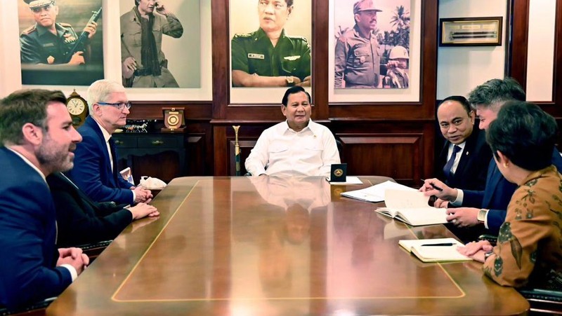 CEO Apple Tim Cook menemui Menhan Prabowo Subianto selama sekitar satu jam di Kantor Kemenhan hari ini, Rabu (17/04/2024). (Dok. Kemhan)