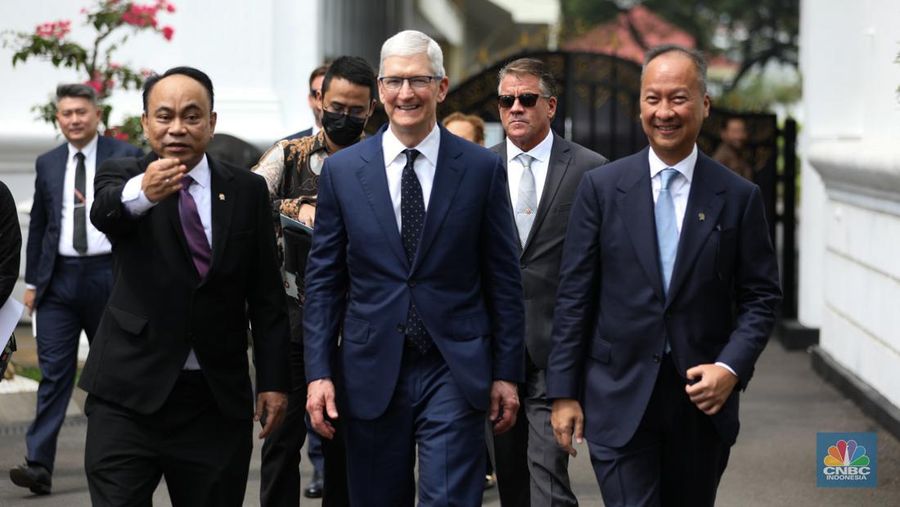 Menteri Komunikasi dan Informatika (Menkominfo) Budi Arie Setiadi (kiri), CEO Apple Tim Cook (tengah) dan Menteri Perindustrian (Menperin) Agus Gumiwang Kartasasmita (kanan) keluar dari gedung Istana, Jakarta, Rabu (17/4/2024). (CNBC Indonesia/Tri Susilo)
