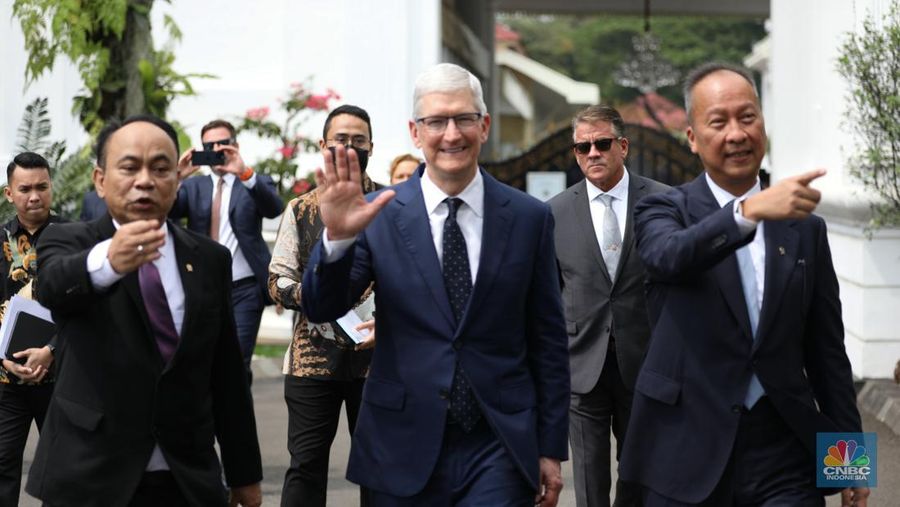 Menteri Komunikasi dan Informatika (Menkominfo) Budi Arie Setiadi (kiri), CEO Apple Tim Cook (tengah) dan Menteri Perindustrian (Menperin) Agus Gumiwang Kartasasmita (kanan) keluar dari gedung Istana, Jakarta, Rabu (17/4/2024). (CNBC Indonesia/Tri Susilo)