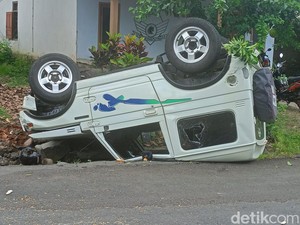Mobil Katana Dikendarai Sopir Mabuk Tabrak 2 Motor Lalu Terbalik di Blitar