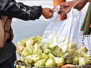 Omzet Melejit Penjual Janur di Surabaya Saat Perayaan Lebaran Ketupat