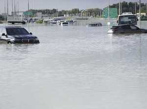 Dubai Dilanda Banjir, Mobil-mobil Mewah Terendam
