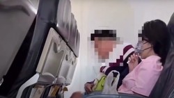 Waduh, Wanita Diam-diam Menghisap Vape di Pesawat