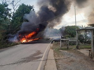 Sopir Pikap BBM Ilegal Sebabkan Truk-Rumah Terbakar Serahkan Diri