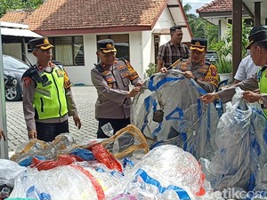 Lebaran Ketupat, Polres Trenggalek Amankan 135 Balon Udara
