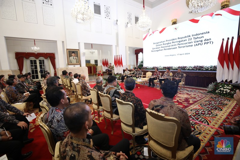 Presiden Joko Widodo (Jokowi) menghadiri peringatan 22 Tahun Gerakan Nasional Anti Pencucian Uang dan Pencegahan Pendanaan Terorisme (APU PPT)di Istana Negara, Rabu (17/4/2024). (CNBC Indonesia/Tri Susilo)