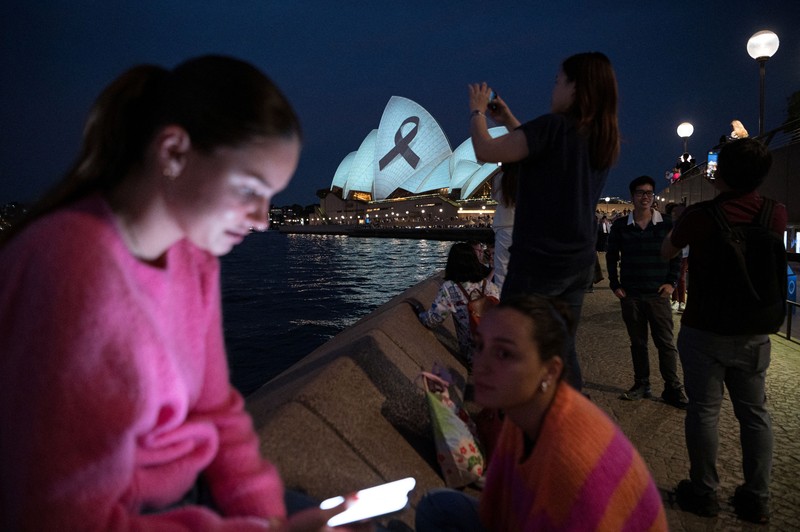 Sydney Opera House diterangi dengan pita hitam, sebagai bagian dari hari berkabung nasional bagi para korban serangan Bondi Junction pada hari Sabtu, di Sydney, Australia 15 April 2024. (AAP Image/Flavio Brancaleone via REUTERS) Sydney Opera House diterangi dengan pita hitam, sebagai bagian dari hari berkabung nasional bagi para korban serangan Bondi Junction pada hari Sabtu, di Sydney, Australia 15 April 2024. (AAP Image/Flavio Brancaleone via REUTERS)