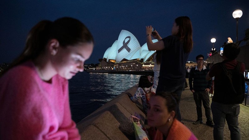 Sydney Opera House diterangi dengan pita hitam, sebagai bagian dari hari berkabung nasional bagi para korban serangan Bondi Junction pada hari Sabtu, di Sydney, Australia 15 April 2024. (AAP Image/Flavio Brancaleone via REUTERS)