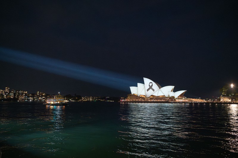 Sydney Opera House diterangi dengan pita hitam, sebagai bagian dari hari berkabung nasional bagi para korban serangan Bondi Junction pada hari Sabtu, di Sydney, Australia 15 April 2024. (AAP Image/Flavio Brancaleone via REUTERS) Sydney Opera House diterangi dengan pita hitam, sebagai bagian dari hari berkabung nasional bagi para korban serangan Bondi Junction pada hari Sabtu, di Sydney, Australia 15 April 2024. (AAP Image/Flavio Brancaleone via REUTERS)