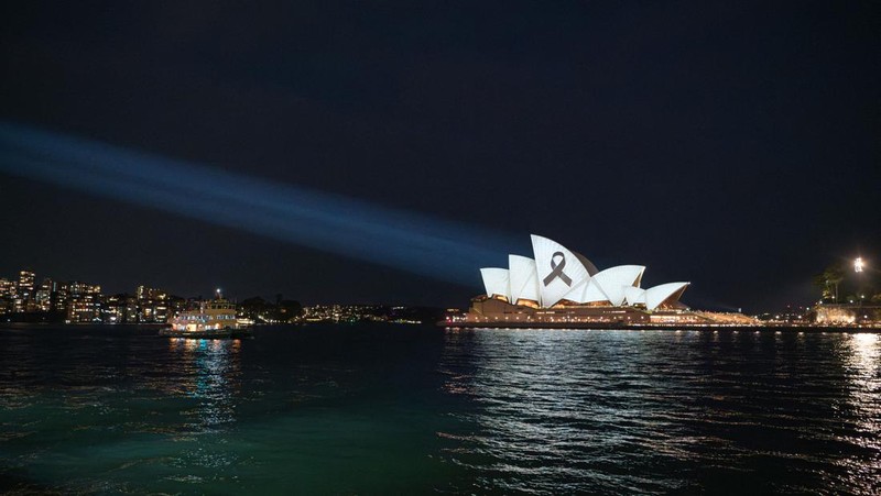 Sydney Opera House diterangi dengan pita hitam, sebagai bagian dari hari berkabung nasional bagi para korban serangan Bondi Junction pada hari Sabtu, di Sydney, Australia 15 April 2024. (AAP Image/Flavio Brancaleone via REUTERS)