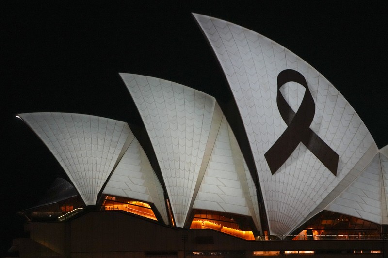 Sydney Opera House diterangi dengan pita hitam, sebagai bagian dari hari berkabung nasional bagi para korban serangan Bondi Junction pada hari Sabtu, di Sydney, Australia 15 April 2024. (AAP Image/Flavio Brancaleone via REUTERS) Sydney Opera House diterangi dengan pita hitam, sebagai bagian dari hari berkabung nasional bagi para korban serangan Bondi Junction pada hari Sabtu, di Sydney, Australia 15 April 2024. (AAP Image/Flavio Brancaleone via REUTERS)