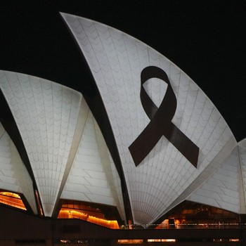 Australia Berduka, Pita Hitam Menyala di Opera House Sydney