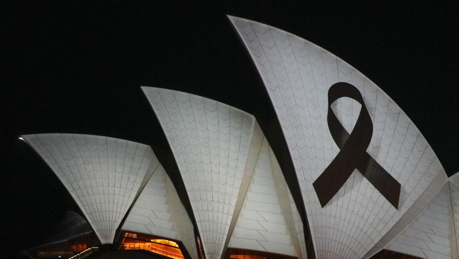 Sydney Opera House diterangi dengan pita hitam, sebagai bagian dari hari berkabung nasional bagi para korban serangan Bondi Junction pada hari Sabtu, di Sydney, Australia 15 April 2024. (AAP Image/Flavio Brancaleone via REUTERS)