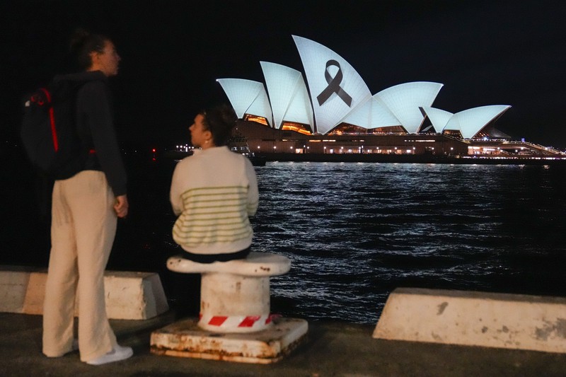 Sydney Opera House diterangi dengan pita hitam, sebagai bagian dari hari berkabung nasional bagi para korban serangan Bondi Junction pada hari Sabtu, di Sydney, Australia 15 April 2024. (AAP Image/Flavio Brancaleone via REUTERS)