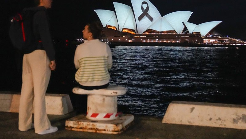 Sydney Opera House diterangi dengan pita hitam, sebagai bagian dari hari berkabung nasional bagi para korban serangan Bondi Junction pada hari Sabtu, di Sydney, Australia 15 April 2024. (AAP Image/Flavio Brancaleone via REUTERS)