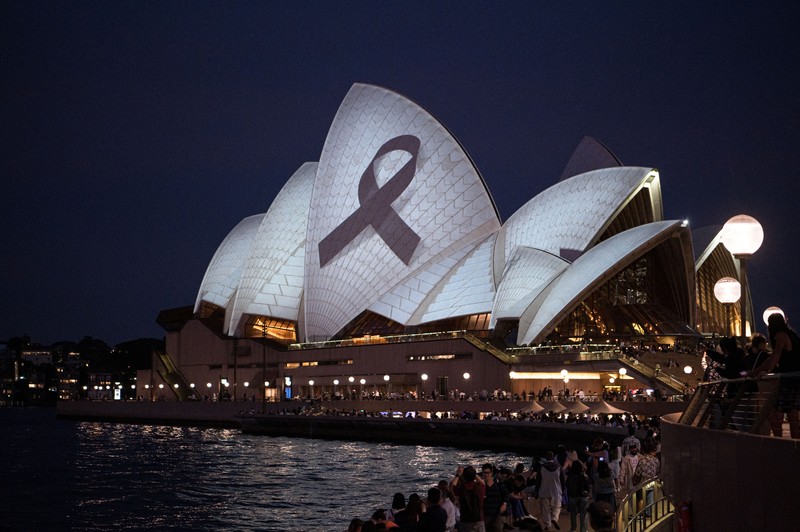 Sydney Opera House diterangi dengan pita hitam, sebagai bagian dari hari berkabung nasional bagi para korban serangan Bondi Junction pada hari Sabtu, di Sydney, Australia 15 April 2024. (AAP Image/Flavio Brancaleone via REUTERS)