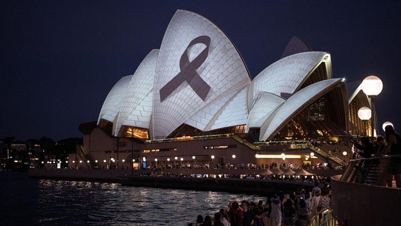 Sydney Opera House diterangi dengan pita hitam, sebagai bagian dari hari berkabung nasional bagi para korban serangan Bondi Junction pada hari Sabtu, di Sydney, Australia 15 April 2024. (AAP Image/Flavio Brancaleone via REUTERS)