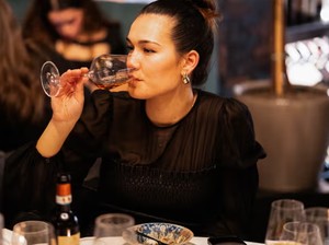 Restoran Ini Beri Hadiah Tamu yang Makan Tanpa Main Ponsel