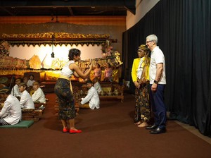 CEO Apple Tim Cook Terpesona Kesenian Wayang Kulit