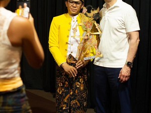 Ekspresi Kepo Tim Cook Saat Lihat Wayang Kulit