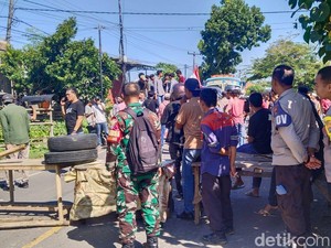Warga Blokir Jalan-Mahasiswa Demo Tuntut Harga Jagung Naik di Dompu