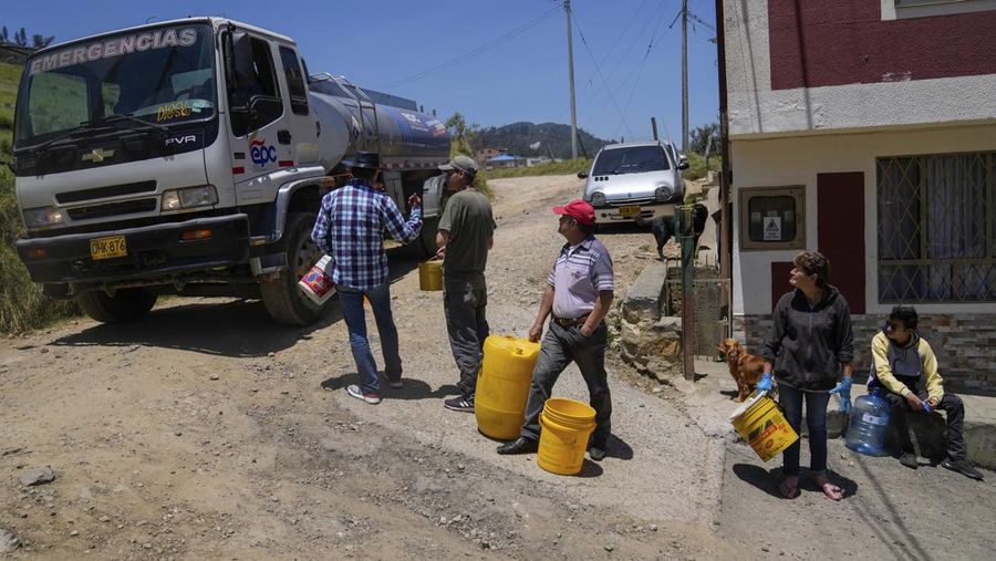 Warga mengantri untuk mengambil air dari truk saat penjatahan air di La Calera, pinggiran Bogota, Kolombia, Selasa, 16 April 2024. Di tengah kekeringan terkait pola cuaca El Niño, beberapa wilayah di Kolombia mengambil tindakan untuk mengambil air dari truk. membatasi konsumsi air ketika jumlah waduk terbatas. (AP Photo/Fernando Vergara)