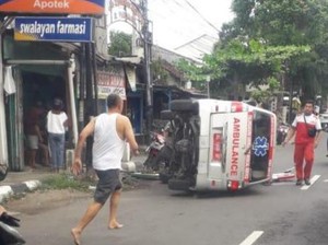 Ambulans Puskemas Angkut Rombongan Halalbihalal Terguling di Tulungagung