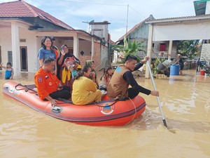 Korban Banjir Muratara Dievakuasi, Pemprov Sumsel Salurkan Bantuan