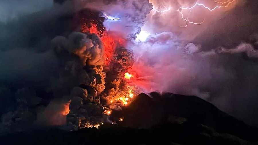 Erupsi gunung Ruang. (AFP/HANDOUT)