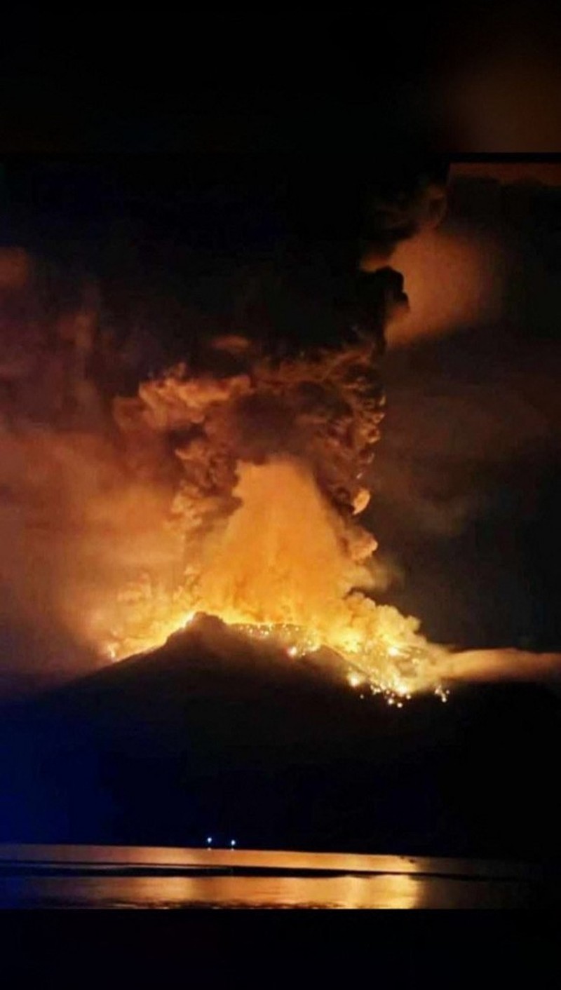 Erupsi gunung Ruang. (AFP/HANDOUT) Erupsi gunung Ruang. (AFP/HANDOUT)