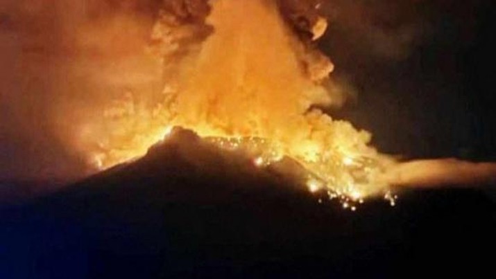 Erupsi gunung Ruang. (AFP/HANDOUT)