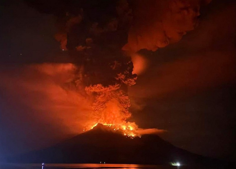 Erupsi gunung Ruang. (AFP/HANDOUT) Erupsi gunung Ruang. (AFP/HANDOUT)