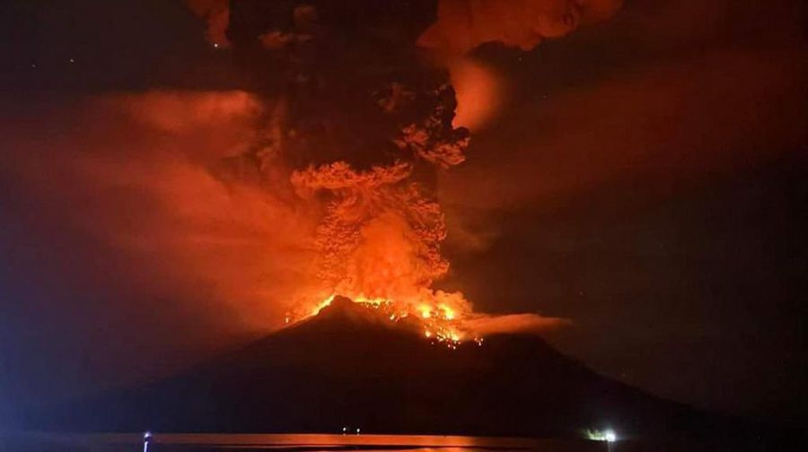 Erupsi gunung Ruang. (AFP/HANDOUT)