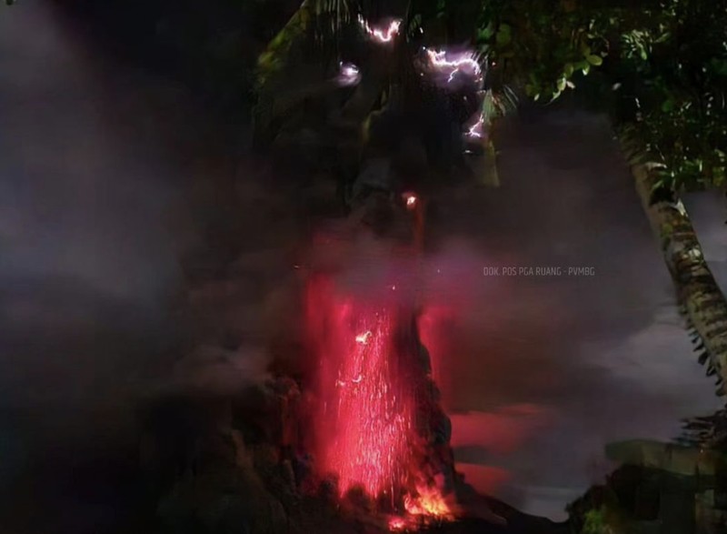 Erupsi gunung Ruang. (AFP/HANDOUT)