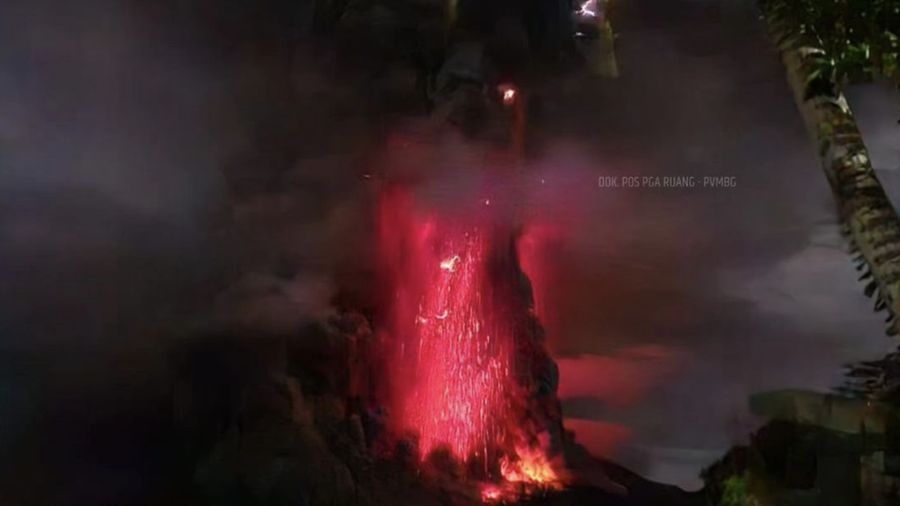 Erupsi gunung Ruang. (AFP/HANDOUT)