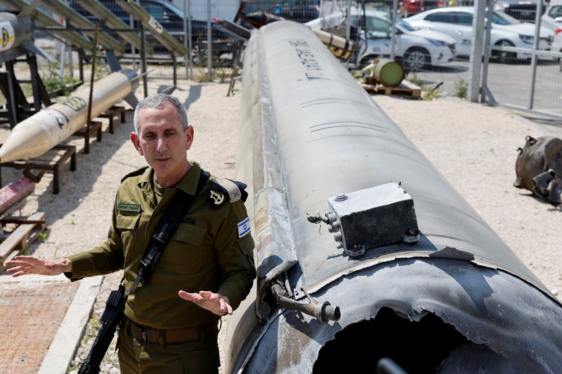 Militer Israel menunjukkan apa yang mereka katakan sebagai rudal balistik Iran yang mereka ambil dari Laut Mati setelah Iran meluncurkan drone dan rudal ke arah Israel, di pangkalan militer Julis, di Israel selatan 16 April 2024. Militer Israel menunjukkan apa yang mereka katakan sebagai rudal balistik Iran yang mereka ambil dari Laut Mati setelah Iran meluncurkan drone dan rudal ke arah Israel, di pangkalan militer Julis, di Israel selatan 16 April 2024. (REUTERS/Amir Cohen)