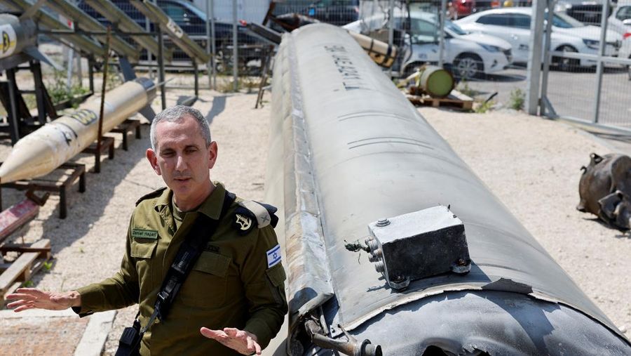 Militer Israel menunjukkan apa yang mereka katakan sebagai rudal balistik Iran yang mereka ambil dari Laut Mati setelah Iran meluncurkan drone dan rudal ke arah Israel, di pangkalan militer Julis, di Israel selatan 16 April 2024. (REUTERS/Amir Cohen)