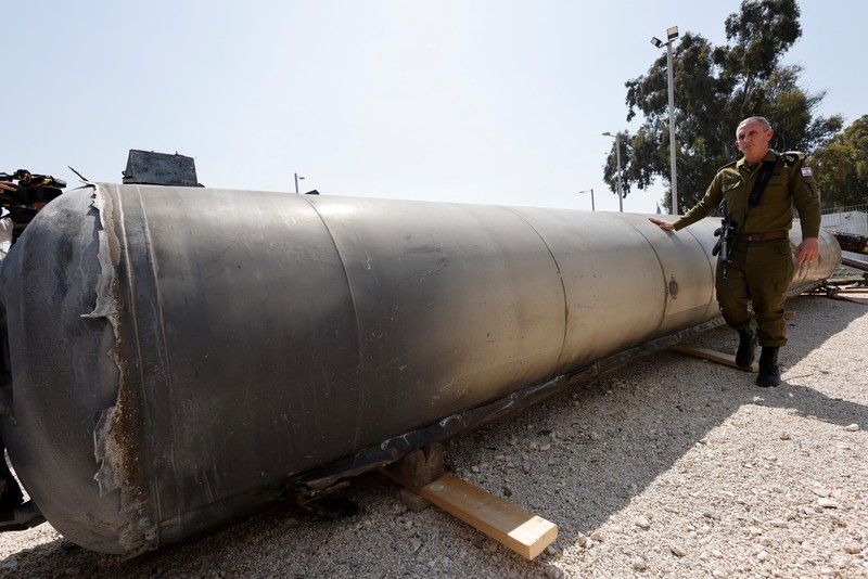 Militer Israel menunjukkan apa yang mereka katakan sebagai rudal balistik Iran yang mereka ambil dari Laut Mati setelah Iran meluncurkan drone dan rudal ke arah Israel, di pangkalan militer Julis, di Israel selatan 16 April 2024. (REUTERS/Amir Cohen)