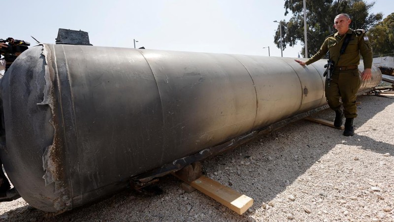 Militer Israel menunjukkan apa yang mereka katakan sebagai rudal balistik Iran yang mereka ambil dari Laut Mati setelah Iran meluncurkan drone dan rudal ke arah Israel, di pangkalan militer Julis, di Israel selatan 16 April 2024. (REUTERS/Amir Cohen)