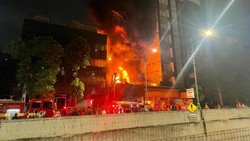 7 Orang Masih Terjebak dalam Kebakaran Toko Bingkai di Mampang