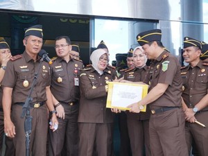 Kejati Sulsel Salurkan Bantuan Sembako untuk Korban Longsor di Tana Toraja