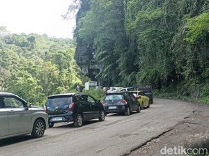 Poros Maros-Bone di Camba dan Tompo Ladang Macet gegara Truk Mogok