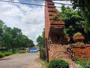 Duh, Gapura Stadion Ranggajati Cirebon Nyaris Roboh