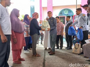 Tekan Inflasi-Kemiskinan Ekstrem, Pj Walkot Palembang Bagikan Sembako