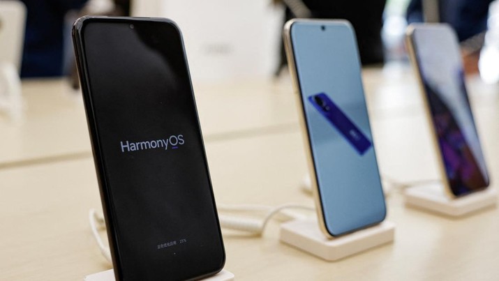 Layar smartphone seri Huawei Pura 70 baru menunjukkan tanda sistem operasi Harmony, saat model seri tersebut mulai dijual di toko Huawei di Beijing, Cina 18 April 2024. (REUTERS/Tingshu Wang)